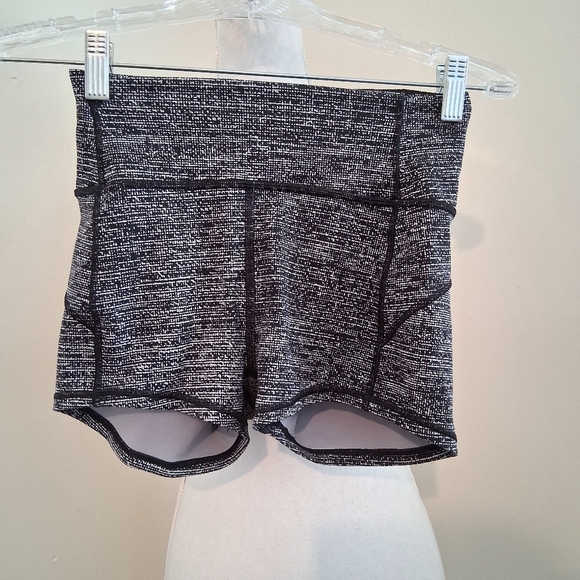 Lululemon In Movement Biker Shorts Everlux 2.5" In Ice Grey Black Size 4 - Picture 3 of 6